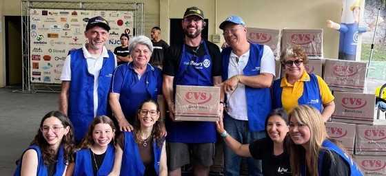 Voluntários organizando cestas